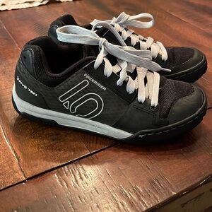Five Ten Freeride flat pedal mountain bike shoe big kids 4. Great condition.